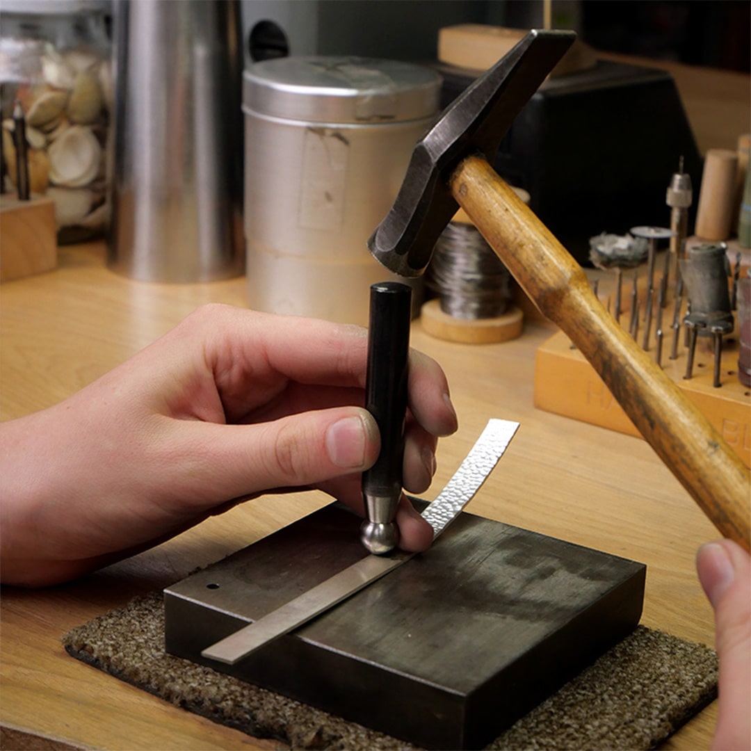 Photo de la technique du martelage pendant l'atelier créer son bracelet, une idée cadeau original.